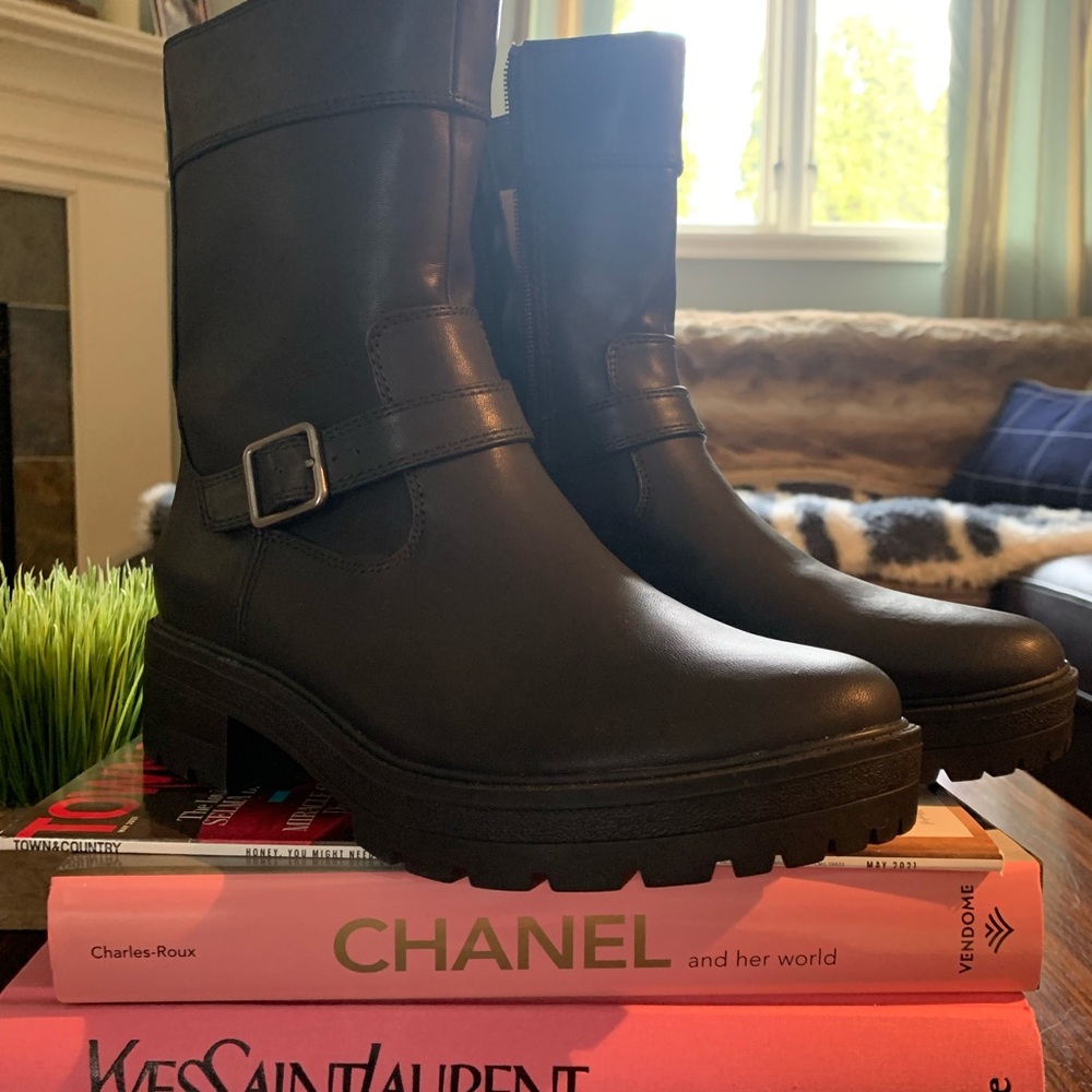 Black Leather Ankle Boots size 8m  by Soul NATURALIZER New